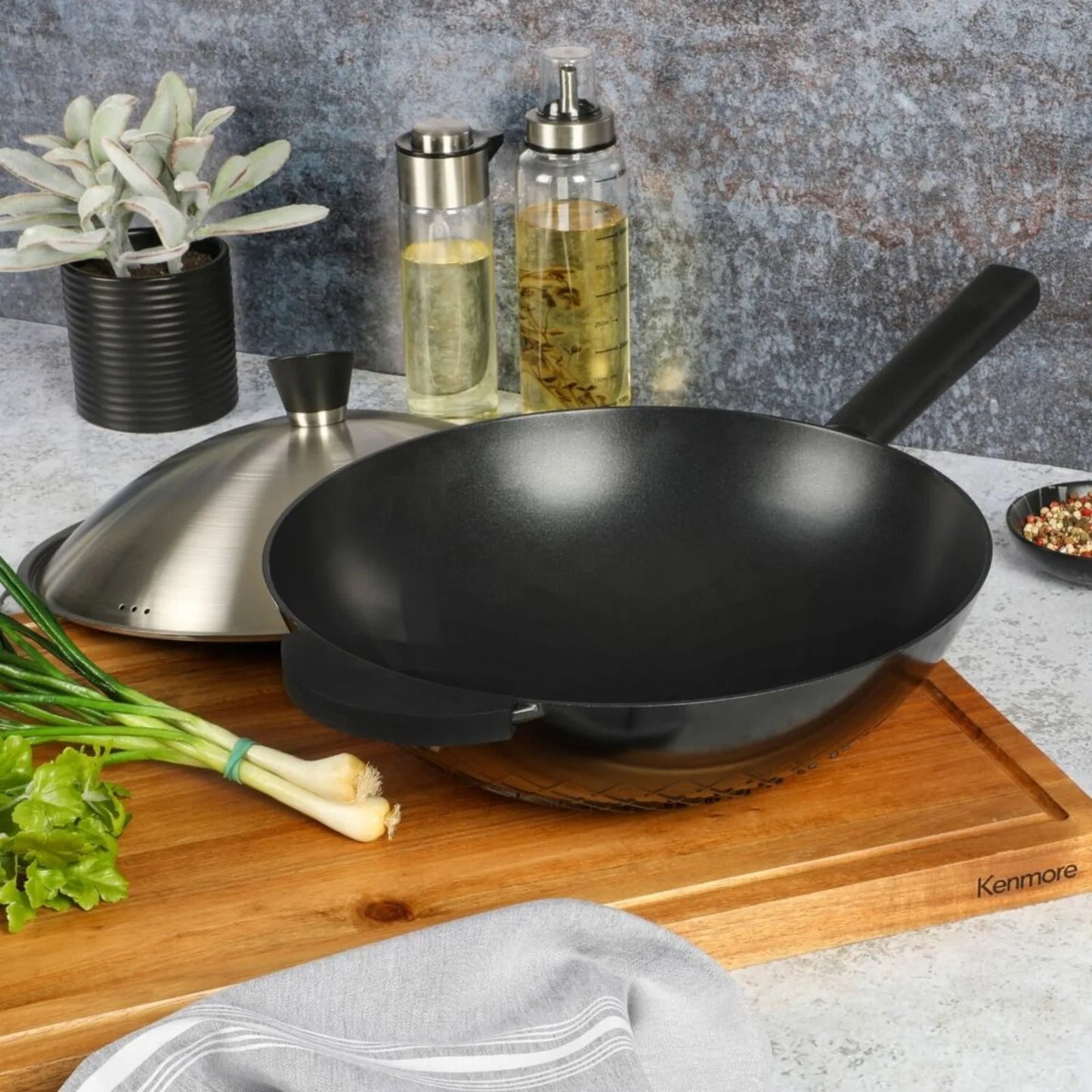 US Eugene 13-Inch Cast Aluminum Wok w/ Lid - Matte Black